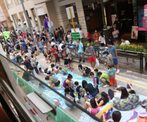 Dân Hong Kong trải thảm giữa đường đọc sách nhờ lệnh cấm xe