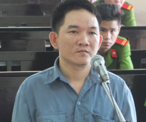 Ép ngã người đi xe máy, cướp 2 tỷ đồng