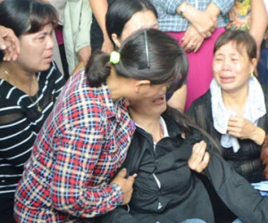 Người mẹ ngất xỉu trong đám tang 4 người thân ở Quảng Ninh