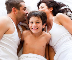 Nỗi khổ "yêu du kích" của bố mẹ khi nhà có con nhỏ