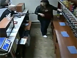 Nữ bán hàng thách cướp cầm súng AK "giỏi thì bắn đi"