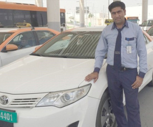 Tài xế taxi ở UAE trả lại khách nửa triệu USD bỏ quên trên xe
