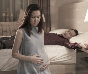 Tình cảnh trớ trêu và phán xét chết điếng của chồng về cái thai "dư tháng"