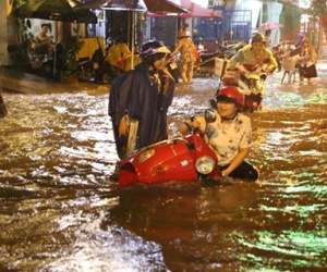 TP HCM lại khốn khổ vì mưa lớn