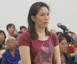Vợ tưới xăng đốt chồng khi đang ngủ