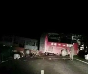 Xe bus đâm xe tải trên cao tốc, 12 người chết thảm
