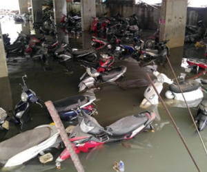 18 giờ sau trận mưa lịch sử, Sài Gòn vẫn chìm trong nước