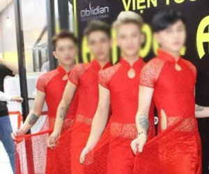 4 chàng trai mặc áo dài khai trương cửa hàng gây tranh cãi