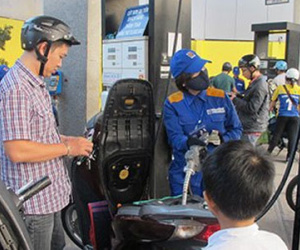 Bộ Công Thương tính nhầm giá xăng: Trăm tỷ ai được lợi?