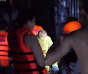 Clip: Bình Dương dùng thuyền phao sơ tán hàng trăm người do ngập