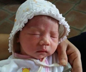 Hà Nội: Bé gái sơ sinh bị bỏ rơi cùng phong bì chứa mấy trăm ngàn trước sân chùa