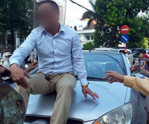 Hà Nội: Tài xế cố thủ trên nắp capô bị phạt 17 triệu đồng