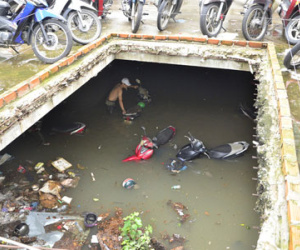 Hàng trăm người bỏ việc đi "mò" xe ngập trong hầm nước