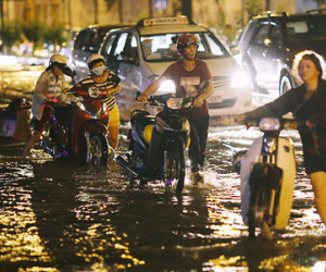 Khổ như dân công sở Sài Gòn ngày mưa lịch sử: Cước Uber tăng gấp 5, 10h đêm vẫn chờ nước rút