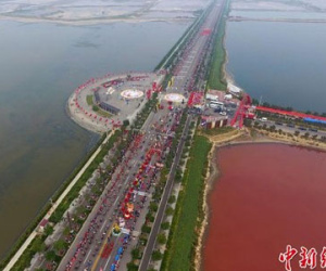 Lạnh người với hồ muối 4.000 năm biến thành "hồ máu"