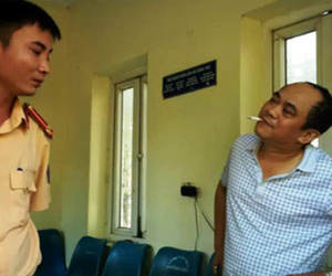 Phạt "nhà báo" đâm vào cổng UBND tỉnh Thanh Hóa 17 triệu đồng