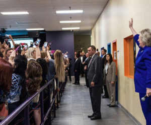 Sự thật đằng sau bức ảnh “cả thế giới quay lưng với bà Hillary Clinton”