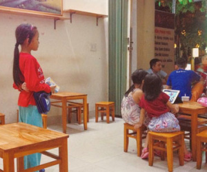 Bức ảnh khiến bạn chạnh lòng: 2 cuộc đời và 2 số phận trẻ nhỏ...