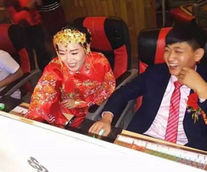 Cô dâu chú rể mải ‘đánh điện tử’... quên cả giờ cưới
