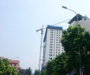 Dùng máy cắt dây kim cương phá dỡ dầm, cột nhà 8B Lê Trực