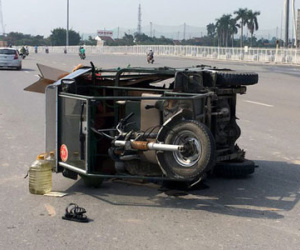 Hà Nội: Va chạm với xe ba bánh, nữ sinh nhập viện
