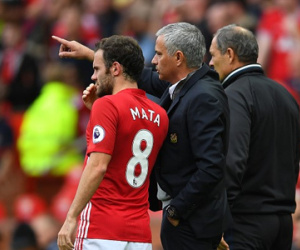 Mata mong hợp đồng mới, Mourinho làm ngơ