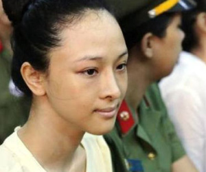 Mẹ hoa hậu Phương Nga: “Con tôi bị dọa giết trong quán karaoke”
