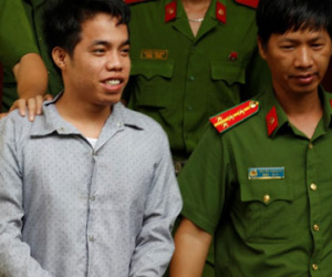 Nam thanh niên buôn ma túy cười tươi vì thoát án tử