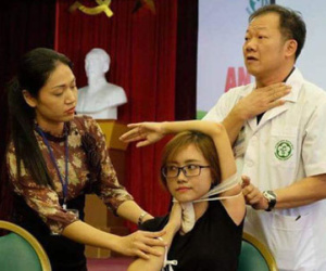 Người Việt cần xem video này: Bị tôn, sắt, thủy tinh... cứa vào cổ, lập tức phải làm gì?