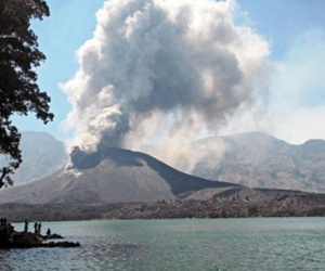 Núi lửa phun trào, Indonesia sơ tán gần 400 du khách