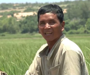 Anh nông dân gây chú ý vì giọng hát giống hệt Chế Linh