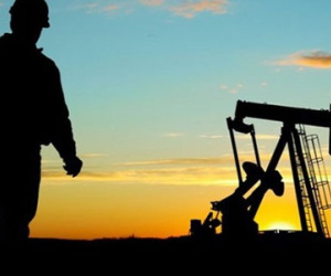 Giá dầu tăng vọt vì OPEC đồng ý giảm sản xuất