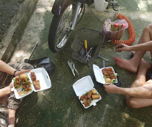 Hai "soái ca" Bách Khoa sửa hàng chục xe ngập nước: Chỉ lấy cơm hộp!