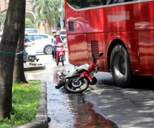 Hàng chục người nước ngoài la hét khi xe khách va chạm với cô gái ở trung tâm Sài Gòn