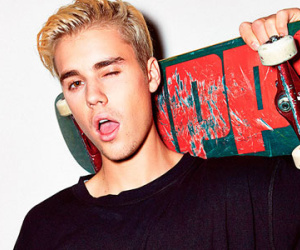 Justin Bieber lộ clip xúc phạm các fan đứng chờ đón mình