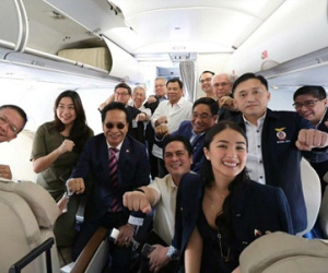 Tổng thống Philippines selfie trên chuyến bay tới Việt Nam