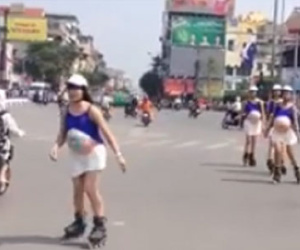 Dàn chân dài bầu giả hở hang gây sốc trên đường Hà Nội
