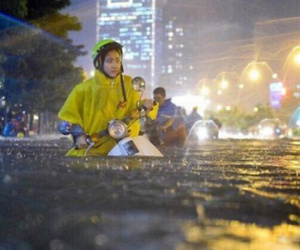 Dân lội nước, quan chức ở đâu?