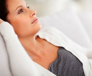 Mẹ đẻ chảy nước mắt sau khi đến thăm con gái ở cữ nhà giàu