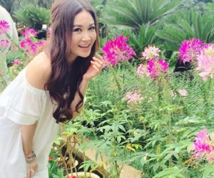 Mỹ nhân Ôn Bích Hà 50 tuổi vẫn diện đầm trễ nải như thiếu nữ
