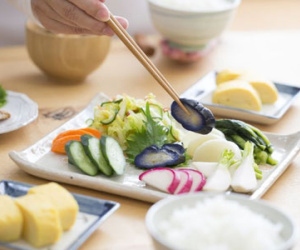 Ngồi dưới đất ăn tốt cho sức khỏe