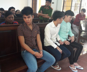 Nữ sinh méc bị trêu ghẹo, 3 thanh niên truy sát đẫm máu