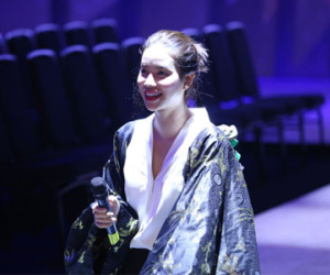 Phạm Hương để mặt mộc, khóc như mưa trên sân khấu Elle Fashion Show 2016