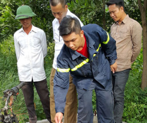 Xe máy đang đỗ bên đường bỗng cháy rụi
