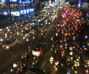 Cửa ngõ Sài Gòn ùn ứ nghiêm trọng, CSGT “căng mình” điều tiết