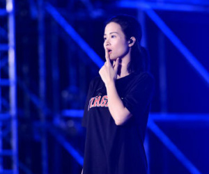 Đông Nhi bật khóc khi thấy sân khấu liveshow hoành tráng