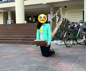 Hình ảnh "hot" nhất ngày: Cô gái quỳ giữa sân trường, ôm tấm biển "Em xin lỗi, em đã phản bội anh"