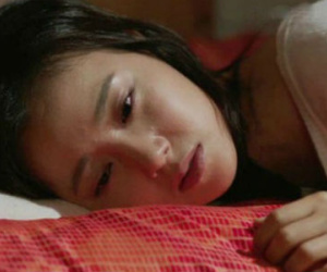 Ngày đi đẻ điếng người đọc tin nhắn lạ từ điện thoại của chồng