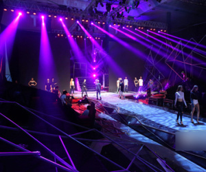 Những hình ảnh đầu tiên về sân khấu và top 18 đang tập Chung kết Next Top Model!