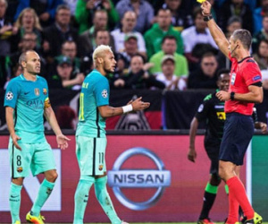 Suarez và Neymar chửi trọng tài